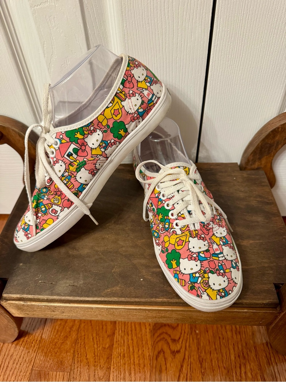 Vans X Hello Kitty Lo Pro Limited Edition Sneaker - W size 8